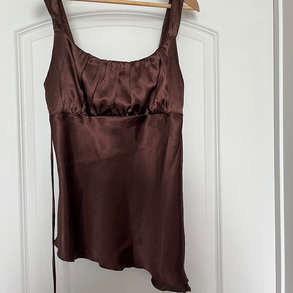Asymmetrical sleeveless satin blouse - Picture 1 of 5